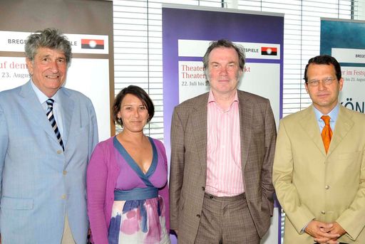  Bregenzer Festspiele präsentieren Programm 2009 in Wien - v.l.n.r.: Günter Rhomberg (Festspielpräsident), Laura Berman (Künstlerische Leiterin Kunst aus der Zeit), David Pountney (Intendant Bregenzer Festspiele), Martin Kerschbaum (Schlagwerker Wiener Symphoniker)
http://pressefotos.at/m.php?g=1&u=38&dir=200905&e=20090526_b&a=event