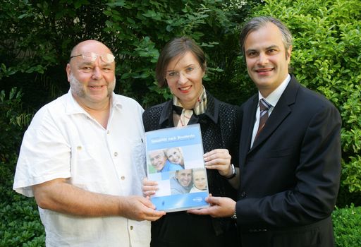 Wien - Psychoonkologin Dr. Traun-Vogt, Brustkrebsspezialist Univ.-Prof. Dr. Christian Singer und Paar-Therapeut Peter F. Herdina präsentieren im Rahmen des Pressegespräches "Sexualität nach Brustkrebs" - Peter F.Herdina (systemischer Psychotherapeut für Paare und Einzelpersonen), Dr.Gabriele Traun-Vogt (Psychotherapeutin und Psychoonkologin) und Univ.-Prof.Dr.Christian Singer (Klinische Abteilung für Spezielle Gynäkologie, Univ.-Klinik für Frauenheilkunde,AKH Wien)