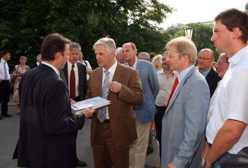 NÖ Verbändepräsident RegR. Alfred Weidlich, Vizepräsident Bgm.
Mag. Helmut Hums und die Delegation der NÖ Abfallverbände überreichen
Umweltminister DI Nikolaus Berlakovich den von 502 Bürgermeistern
unterschriebenen Resolutionstext gegen die "Monopol-Verpackungs-Verordnung".
