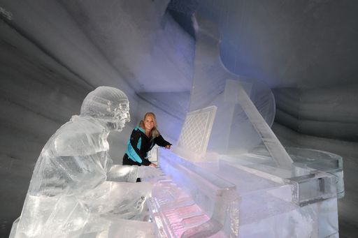 Vorschau Bild von Durch und durch aus Eis - Joseph Haydn in Lebensgröße am Flügel im Dachstein Eispalast.