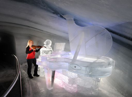 Durch und durch aus Eis - Joseph Haydn in Lebensgröße am Flügel im Dachstein Eispalast.