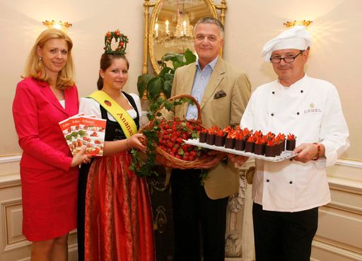 Pressetermin 'Erdbeeren & Schokolade - eine sinnliche Versuchung'. v.l.n.r.: Mag. Karin Silberbauer (AMA Managerin Obst & Gemüse), Wiesner Ananaskönigin Tanja, Dr. Stephan Mikinovic (GF AMA Marketing) und Dietmar Muthenthaler (Chefkonditor K. u. K. Hofzuckerbäckerei Demel) bei der Präsentation des AMA Erdbeer-Krönchen.
http://pressefotos.at/m.php?g=1&u=52&dir=200905&e=20090526_a&a=event
