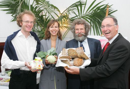 Wien - 8 von 10 Österreichern würden klimaschonende Lebensmittel beim Einkauf bevorzugen (Karmasin, Mai 09).Fotocredit: Hofer KG/APA-OTS/Peter Hautzinger.Im Bild v.l.n.r.:Dr.Thomas Lindenthal (Projektleiter des Forschungsinstitutes für biologischen Landbau), Dr.Sophie Karmasin (GF Karmasin Marktforschung), Werner Lampert (Bio Pionier und Initiator der Hofer Marke "ZUrück zum Ursprung") und Dr.sc. Urs Niggli (Direktor des Forschungsinstitutes für biologischen Landbau)
http://pressefotos.at/m.php?g=1&u=68&dir=200905&e=20090527_w&a=event