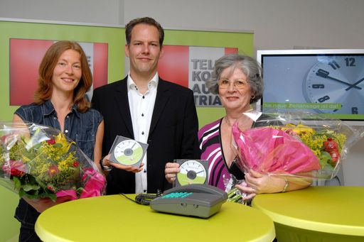 im Bild v.l.n.r.: Angelika Lang, die der neuen Zeitansage unter der Nummer 0810 001503 ihre Stimme leiht, Michael Uray, Produktmanager von Telekom Austria und Renate Fuczik, die Stimme der 'alten' Zeitansage 1503, feiern gemeinsam die Umstellung der Zeitansage
http://pressefotos.at/m.php?g=1&u=53&dir=200905&e=20090527_b&a=event