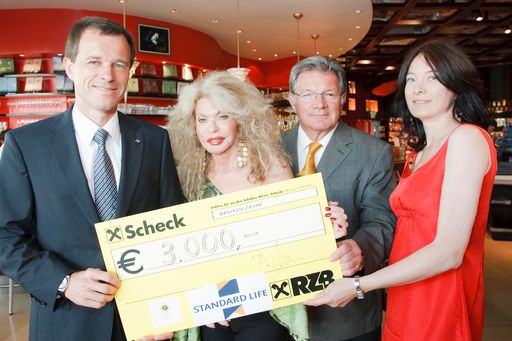 Standard Life setzt auf soziale Verantwortung und unterstützt die Österreichische Krebshilfe Wien, im Bild v.l.n.r.: Mag. Bernhard Fasching (Standard Life - Leiter der österreichischen Vertriebsdirektion), Jeannine Schiller (Ehrenvorstand der Österreichischen Krebshilfe Wien),Univ. Prof. Dr. Michael Micksche(Präsident der Österreichischen Krebshilfe Wien) Mag. Gaby Sonnbichler (Geschäftsführerin der Österreichischen Krebshilfe Wien)