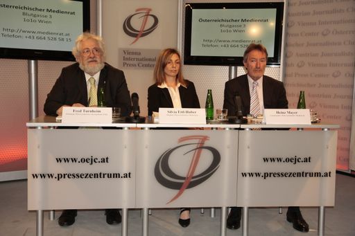 Vorschau Bild von Podium Österreichischer Medienrat, von links nach rechts: Fred Turnheim, ÖJC-Präsident; Mag. Dr. Silvia Ettl-Huber, Mitglied Österreichischer Medienrat; Univ.Prof. DDr. Heinz Mayer, Vorsitzender Österreichischer Medienrat