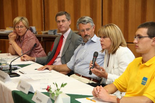  Im Bild v.l.n.r.: MEP Eva Lichtenberger (Eurogreens - die Grünen), Hans Aigner (Leiter Europe Direct Oberösterreich), Friedhelm Frischenschlager (Präsident der Europäischen Föderaliste), MEP Karin Resetarits (ALDE - Liberale), Moritz Klammler (JuLis). Weitere Bilder unter:
http://pressefotos.at/m.php?g=1&u=54&dir=200905&e=20090527_e&a=event
