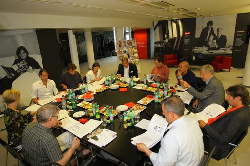 Alfred-Worm-Preis an Rainer Fleckl und Erich Vogl
Beste Dokumentation von Alexandra Keller
v.l. Dr. Christian Rainer (profil), Mag. Michael Jungwirth (Kleine Zeitung Wien), Dr. Alexandra Föderl-Schmid (Der Standard), Oliver Voigt (Verlagsgruppe NEWS), Dr. Andreas Koller (Salzburger Nachrichten), Atha Athanasiadis (NEWS), Dr. Peter Pelinka (Format), Mag. Andreas Lampl (Format, Trend), Dr. Christian Ortner (Vorarlberger Nachrichten), Armin Thurnher (Falter), Mag. Angela Schuh-Haunold (Verlagsgruppe NEWS)