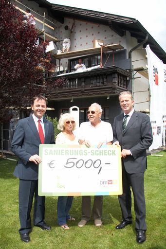 Im Bild v.l.n.r. Niki Berlakovich (Umweltminister), Friedrich und Helga Preinsperger (Fördernehmer) und Reinhold Mitterlehner (Wirtschaftsminister). Weitere Bilder unter:
http://pressefotos.at/m.php?g=1&u=43&dir=200905&e=20090527_f&a=event