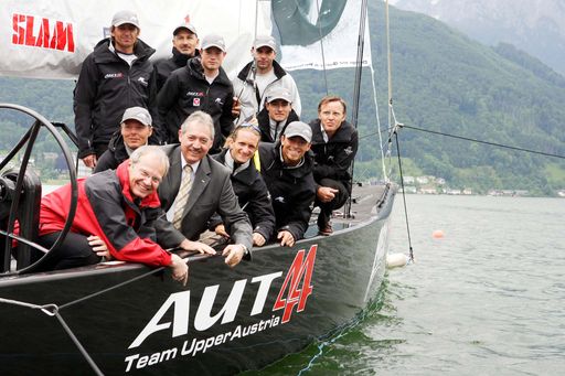 Das RC44-Team Oberösterreich segelt derzeit mit den weltbesten Hochsee-Profis am Traunsee. Zur Bootstaufe mit an Bord (vorne links):Mag. Karl Pramendorfer (Vorstand OÖ. Tourismus), Steuermann René Mangold, LR Viktor Sigl und das Team RC44-Oberösterreich.