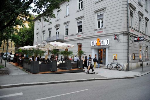  Zahlreiche Gaeste besuchten das CUP&CINO Coffee House bei der Eröffnung!
http://pressefotos.at/m.php?g=1&u=55&dir=200905&e=20090528_c&a=event