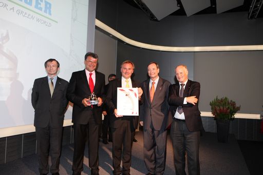 Vorschau Bild von Im Bild v.l.n.r.: Manfred Engelmann, WKÖ, die PreisträgerHeimo Wiesinger, Marketingdirektor bei Bauer, sowie Otto Roiss, Mehrheitseigentümer und geschäftsführender Gesellschafter der Bauer GmbH, WKÖ-Präsident Christoph Leitl sowie Laudator Gewinn-Herausgeber Georg Wailand.