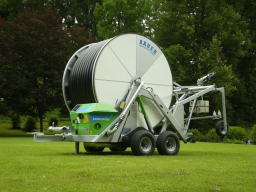 Die österreichische Bauer Gruppe mit Hauptsitz in Voitsberg, Steiermark, hat sich mit seinen Rainstar-Beregnungsmaschinen in den letzten 40 Jahren zum Weltmarktführer entwickelt. Das Modell E 55 komplettiert die 11 Rainstar-Modelle, die mit insgesamt mehr als 80 verschiedenen Rohrlängen erhältlich sind. Mit bis zu 650 m Rohrlänge, 105 m Beregnungsbreite und einer Leistung von mehr als 110 m?/h setzt der E 55 neue Maßstäbe.