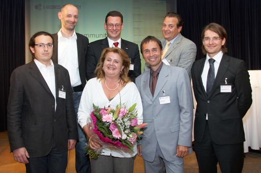 Vorschau Bild von Die APA-E-Business-Community feierte am 28. 5. 2009 die 100. Veranstaltung. Mit dabei waren: (v.l.n.r.): Rainer Friedl (diamond:dogs), Marcus Hebein (APA-MultiMedia), Barbara Rauchwarter (APA), Michael Lang (APA), Thomas Lutz (Microsoft Österreich), Thomas Stern (Braintrust) und Wolfgang Leindecker (NextiraOne Austria).