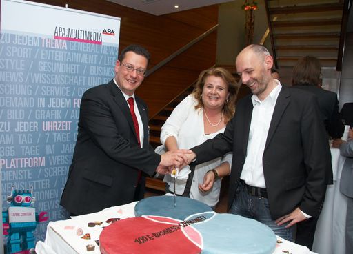 Vorschau Bild von Die APA-E-Business-Community feierte am 28. 5. 2009 die 100. Veranstaltung. Die Torte zum Jubiläum wurde angeschnitten von (v.l.n.r.): Michael Lang (Chefredakteur APA), Barbara Rauchwarter (Leiterin Marketing & Kommunikation der APA) und Marcus Hebein (Leiter APA-MultiMedia).