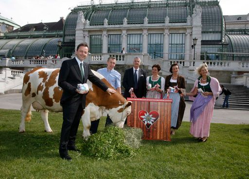 Pressekonferenz anlässlich des Weltmilchtages. v.l.n.r.: v.li.n.re. HBM Niki Berlakovich (Landwirtschaftsminister), Kuh Stolze, Thomas Zuber (Landwirtschaftliche Fachschule Pyhra), Dr. Stephan Mikinovic (GF der AMA Marketing), Salburger Bäuerinnen Theresia Neuhofer, Getrude Farmer und Elisabeth Hölzl)
http://pressefotos.at/m.php?g=1&u=52&dir=200905&e=20090529_a&a=event