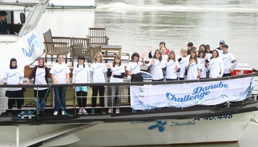 Die Teilnehmer der Danube Challenge 09 auf ihrem Schiff "Schrauberl Claudia"