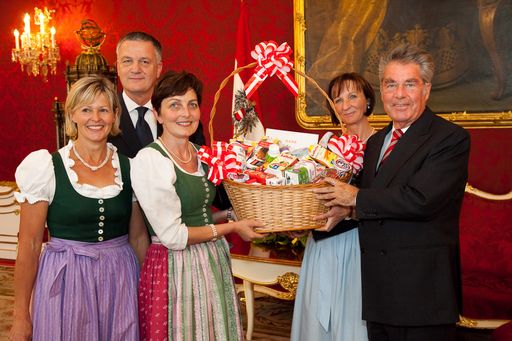 Im Bild v.l.n.r.: Elisabeth Hölzl (Landesmilchbäuerin von Salzburg), Dr. Stephan Mikinovic (Geschäftsführer AMA Marketing), Theresia Neuhofer (Milchbäuerin), Getrude Farmer (Michbäuerin), Dr. Heinz Fischer (Bundespräsident)
Weitere Bilder unter:
http://pressefotos.at/m.php?g=1&u=66&dir=200905&e=20090529_a&a=event