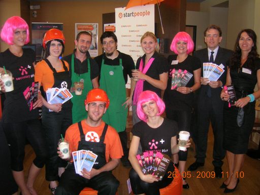 Vorschau Bild von Im Bild v.l. n.r.: Promotion-Teams Secretary Plus und Start People, Mitarbeiter Starbucks, Gerhard Hübl (Start People-Niederlassungsleiter) und Mag. Claudia Holzinger (Marketingleiterin USG People Austria)