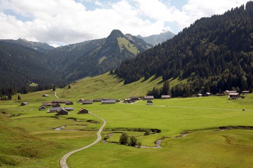 Gutes Essen, guter Wein, gute Gespräche - die Bregenzerwälder Genusstage inmitten der jahrhundertealten alpinen Kulturlandschaft