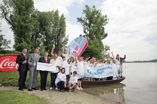  Philipp Bodzenta und Barry O’Connell (beide Coca-Cola), Bundesminister Niki Berlakovich, Olympiasieger Christoph Sieber und die TeilnehmerInnen der Danube Challenge 09.