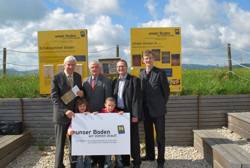 Vorschau Bild von Eröffnung Bodenklassenzimmer: vlnr: Landesrat Mag. Johann Heuras, Bgm. OSR Gerhard Wieser, Dr. Erwin Szlezak, DI Christian Steiner und Selina Hofer mit Josef Franz vom Kindergarten in St. Michael.