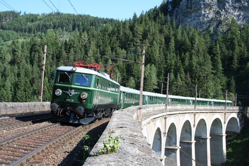  Die historische E-Lokomotive 1010.10 überquerte am 18. August 2007 den Kalte-Rinne-Viadukt - einen der 15 Viadukte der Semmeringbahn.
