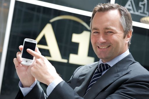 Dr. Hannes Ametsreiter, Vorstandsvorsitzender mobilkom austria und Telekom Austria mit dem Vodafone HTC Magic mit Google