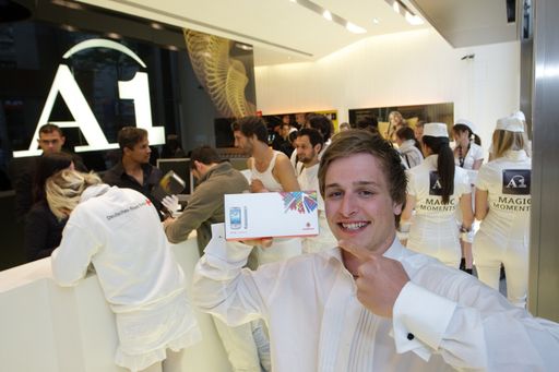 Vorschau Bild von Knapp 400 Kunden stürmten heute früh zum Verkaufsstart des Vodafone HTC Magic den A1 SHOP in der Wiener Mariahilfer Straße, um als erste das neue Touchscreen-Handy powered by Android zu ergattern. Die ersten 66 Fans des neuen Handys verbrachten die Nacht vor dem A1 SHOP und durften sich über das HTC Magic als Geschenk von A1 freuen. Das HTC Magic ist ab sofort bei A1 in einer exklusiven weißen Edition ab 49 Euro verfügbar.
