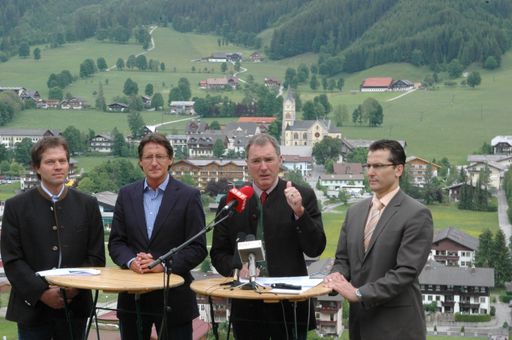 „Wir wollen abheben mit unseren energiepolitischen Visionen. Die Energie ist die Schlüsselfrage der Zukunft und das BZÖ als Zukunftspartei hat Maßnahmen erarbeitet, um für Österreich Energiesicherheit und leistbare Energie zu gewährleisten“, stellte heute BZÖ-Chef Klubobmann Abg. Josef Bucher in einer gemeinsamen Pressekonferenz mit BZÖ-Spitzenkandidat und Österreichs Volksanwalt in Brüssel, Mag. Ewald Stadler, auf der Sprungschanze in Ramsau fesv.l.n.r. BZÖ-Energiesprecher Mag. Rainer Widmann, BZÖ-Chef Josef Bucher, Abg. Mag. Ewald Stadler, BZÖ-Umweltsprecher Robert Lugar
