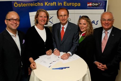 Im Bild (v.l.n.r.): EU-Kandidat Salzburg Toni Santner, LR Doraja Eberle, Othmar Karas, GR Marlene Wörndl und Alt-LH Franz Schausberger. Weitere Bilder unter:
http://pressefotos.at/m.php?g=1&u=62&dir=200906&e=20090604_k&a=event