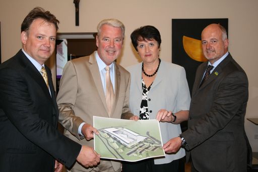 Vorschau Bild von (v.l.n.r.) Doz. Dr. Michael Benedikt - EBG MedAustron Projektkoordinator am CERN.KO Mag. Klaus Schneeberger - EBG MedAustron Aufsichtsratsvorsitzender.Ao. Univ. Prof. Dr. Ramona Mayer, MSC -Medizinische Leiterin der EBG MedAustron.Dr. Martin Schima - EBG MedAustron Geschäftsführer mit einer aktuellen 3D-Grafik des MedAustron-Gebäudes.