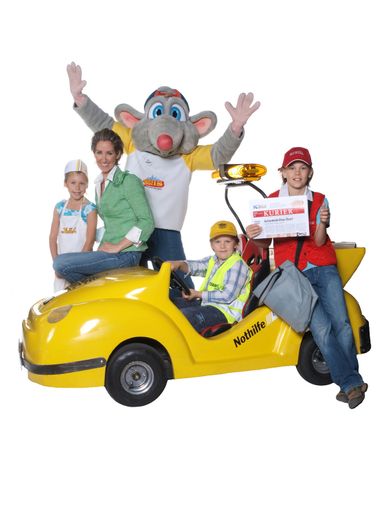  ORF Moderatorin Kati Bellowitsch mit Minopolis Kindern und der Minopolis Stadtmaus Fridolin