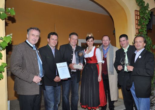 Vorschau Bild von Verleihung der Weingüter Retzer Land-Trophy 2009 - Gewinner und Gratulanten v.l.): Österreichs Weinbaupräsident Josef Pleil; Manfred Hebenstreit, 3. Platz; Franz Stift, Sieger der Weingüter Retzer Land-Trophy 2009; Österreichs Weinkönigin Simone I.; Kostleiter Dr. Michael Prónay; Herbert Studeny, 2. Platz; Christian Grünwald, Herausgeber von A la carte