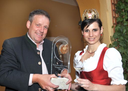  Franz Stift (l.) gewinnt Weingüter Retzer Land-Trophy. Auf dem Bild mit Gratulantin Simone I., Österreichs Weinkönigin.