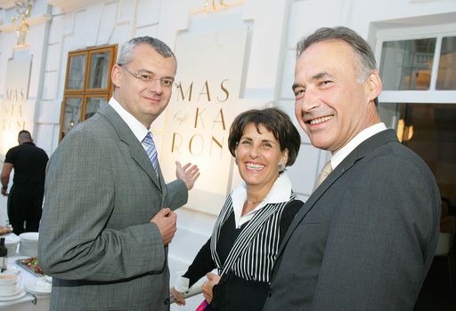  Eisenstadt - Eröffnung des Café Maskaron im Schloss Esterházy. Mit Live-Musik, exquisiten kulinarischen Schmankerln, ausgezeichneten Esterházyschen Weinen und einer Vielzahl gut gelaunter Gäste, wurde das neue Café Maskaron im Schloss Esterházy offiziell eröffnet - im Bild v.l.n.r.: Mag.Hans-Christian Karall (Direktor Esterházy Betriebe), Agnes Ottrubay und Ing.Peter Nemeth (Präsident Wirtschaftskammer Burgenland)
http://pressefotos.at/m.php?g=1&u=68&dir=200906&e=20090604_e&a=event
