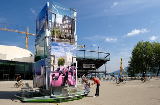  Vom 5. Juni bis 16. August gehen zehn Stück der 3 x 2 Meter großen Karten in einem überdimensionalen Postkartenständer der Österreich Werbung auf eine Tour vom Bodensee bis zum Neusiedlersee.