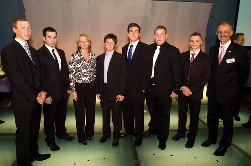  Die Gewinner des Technik fürs Leben-Preis 2009 in den Kategorien Kraftfahrzeugtechnik, Industrietechnik und Gebrauchsgüter- und Gebäudetechnik gemeinsam mit BM Doris Bures und Dr. Karl Strobel, Alleinvorstand der Robert Bosch AG.