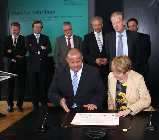 Vorschau Bild von Brigitte Ederer (Siemens) beim Unterzeichnen des Paktes