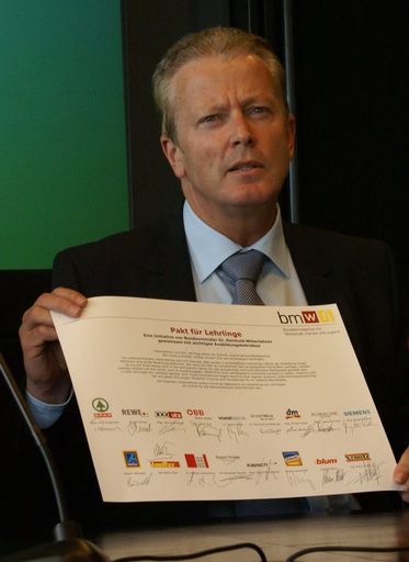 Wirtschaftsminister Reinhold Mitterlehner mit dem unterzeichneten "Pakt für Lehrlinge"
