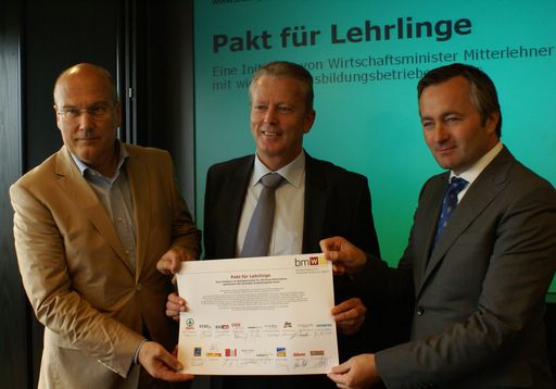 Vorschau Bild von Frank Hensel (REWE Group), Wirtschaftsminister Reinhold Mitterlehner und hannes Ametsreiter zeigen stellvertretend für alle den unterzeichneter "Pakt für Lehrlinge"
