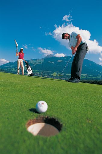 Vorschau Bild von Golf-Hotel-Rasmushof: Die wunderschöne Lage des 9-Loch-Golfplatzes direkt im Zielgebiet der Streif und ganz spezielle Herausforderungen geben den Rasmushof-Turnieren beim Kitzbüheler Golffestival den besonderen "Kick".