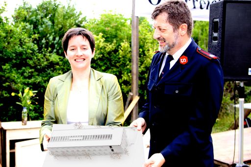 Sozialstadträtin Sonja Wehsely und Hans-Marcel Leber, Geschäftsführer Heilsarmee Österreich mit dem Modell der neuen Wohnhausanlage.