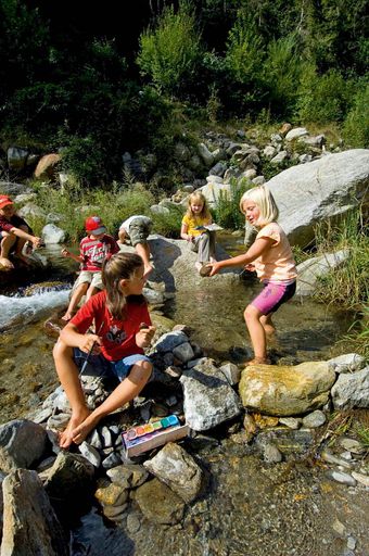 Vorschau Bild von Sommerglück mit der Leading Family Pauschale: 5 Nächte in der Juniorsuite (50m?) inklusive Verwöhn-Halbpension, freier Benützung der 5.000m? großen Wellnesslandschaft und täglicher Kinderanimation von 09.00 bis 21.00 Uhr mit Schatzsuche, Hüttenübernachtung, Kindershow, Streichelzoo u.v.m können bereits ab Euro 525.- pro Person (Kinder ab Euro 175) gebucht werden.