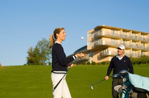 Vorschau Bild von Mit den besten Hotels unter der Marke Leading Wellness, Spa & Beauty Resorts***** den Sommerurlaub in Österreich und Südtirol auch in schwierigen Zeiten entspannt erleben. Die Leading Golfpauschale mit sieben Nächten, sieben Mal Greenfee sowie Entspannung in der Familientherme sind bereits ab 657,- Euro buchbar.