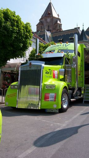 Der aonTV Truck verwandelt 30 Städte in Österreich, wie hier Korneuburg, in Hollywood.