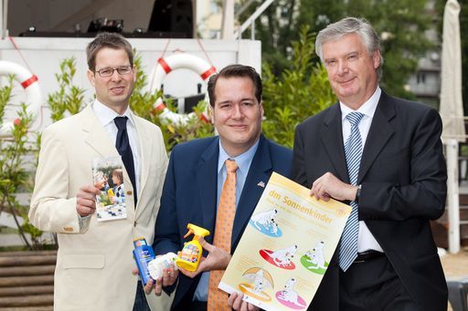 http://pressefotos.at/m.php?g=1&u=66&dir=200906&e=20090610_a&a=event
dm Sonnenkinder - im Bild v.l.n.r.: Priv. Doz. Dr. Christoph Lanschützer, (Universitätsklinik für Dermatologie der Paracelsus Medizinischen Privatuniversität Salzburg), Dipl. BW Harald Bauer (dm Geschäftsleitung, Ressort Marketing und Einkauf), Sektionschef Hon. Prof. Dr. Robert Schlögel (Leiter der Sektion II Verbrauchergesundheit und Gesundheitsprävention im Bundesministerium für Gesundheit)..