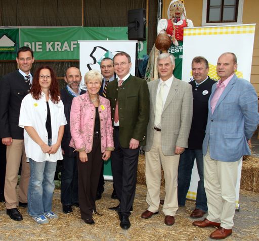 v.l.n.r.: Bezirkshauptmann Mag. Stefan Grusch, Abfallberaterin Ing. Angelika Büchler, Vizebgm. Josef Kaltenböck, Landtagsabgeordnete Marianne Lembacher, Bgm. Walter Schmied, Landesrat Dr. Stephan Pernkopf, Verbändepräsident RegR Alfred Weidlich, Alfred Wunderer Geschäftsführer Verband Hollabrunn, Mag. Christian Beck Geschäftsführer NÖ Abfallwirtschaftsverein.