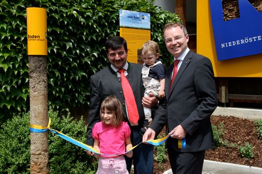  Auf zum Gföhler Bodenspaziergang! Umweltlandesrat Dr. Stephan Pernkopf und Landtagsabgeordneter Josef Edlinger mit Kindern, am Startpunkt zum ersten NÖ Bodenspaziergang am Stadtplatz in Gföhl.