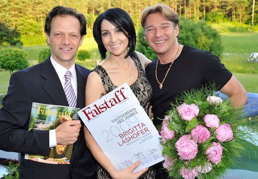 http://pressefotos.at/m.php?g=1&u=38&dir=200906&e=20090610_f&a=event
Brigitta Lashofer ist Gastgeberin des Jahres 2009 - v.l.n.r.: Klaus Buttenhauser (Falstaff-Geschäftsführer und Chefredakteur), Brigitta Lashofer (Falstaff-Gastgeberin des Jahres 2009), Heinz Hanner (Patron im Hanner, Lebenspartner)